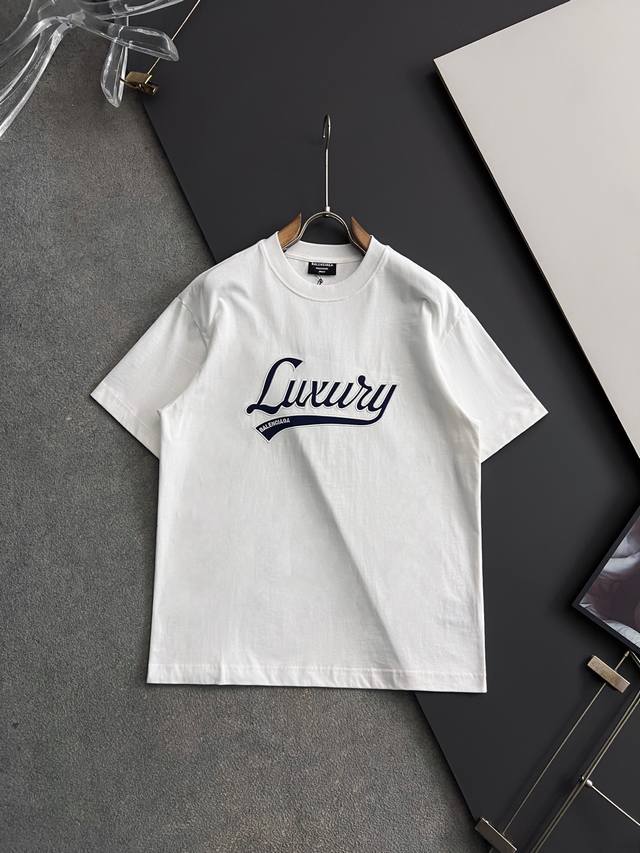 Balenciaga 巴黎世家 双Bb 微宽版型S-Xl 26Ss新春走秀热卖新款 联名Luxury Scrlpt胸前贴布刺绣 Logo短袖T恤复古味十足 巴黎