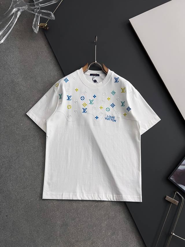 Louis Vuitton 路易威登 1V 驴家 Lv 微宽版型S-Xl Lv 26Ss新品专柜同步专柜上架 多重重工艺 胸前彩色半身数码满花Logo刺绣 圆领