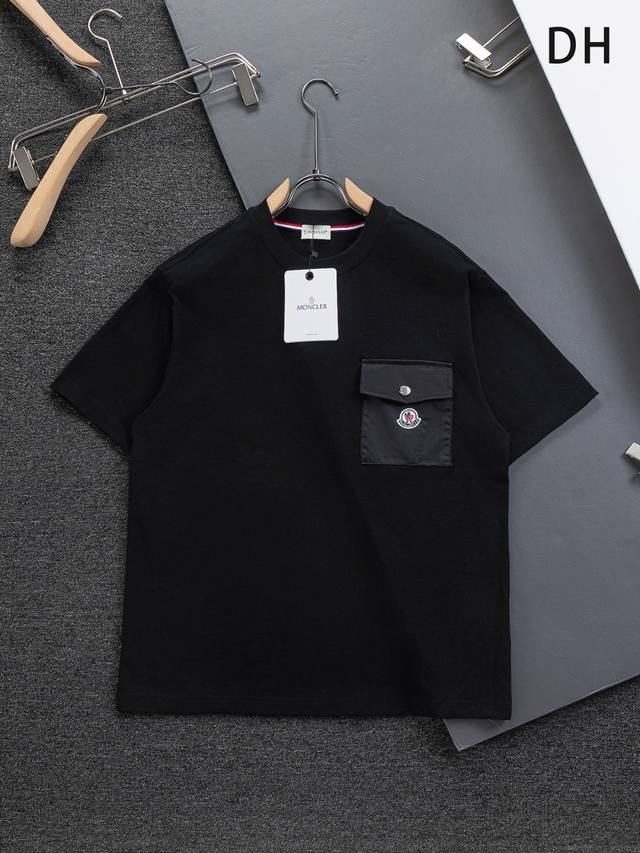 Moncler 蒙口 Moncler 高版本 微宽版型 S-Xl Moncler 26Ss 新品官网同步发售 最顶级最经典胸口口袋袖章刺绣Logo圆领短袖，精致