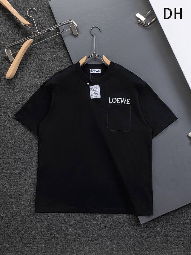 Loewe 罗意威 Loewe 高版本 微宽版型S-Xl 罗意威 26Ss 新品官网同步发售 经典个性口袋字母刺绣 多重重工艺 圆领短袖男女同款！短袖不在千篇一