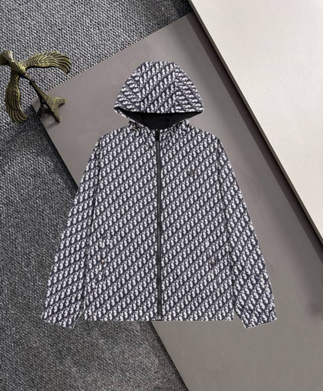 迪奥 双面穿 Ss秋季新款 官网同款夹克外套，高端版本 定制面料 透气舒适度高，细节无可挑剔，品牌元素设计理念，体现高品质。手感细腻柔软 呈现休闲裁剪，上身版型