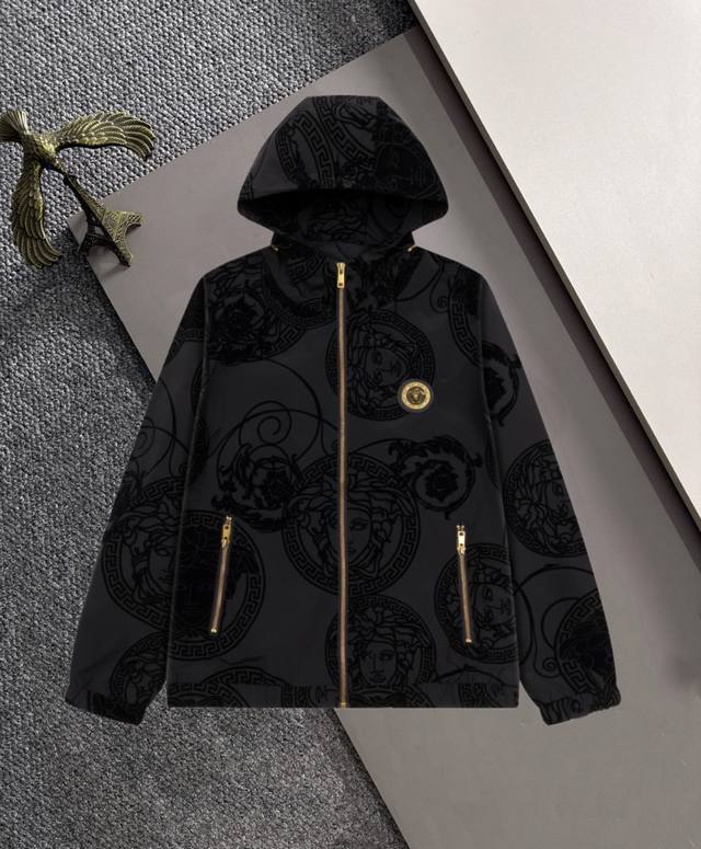 Versace 范思哲 Ss高端狠货 秋冬新款高品质夹克外套 主推爆版 臻选定制面料 更高档次 高密度记忆拉丝里料 更加时尚舒适 高标准定制 上身非常有型 经典