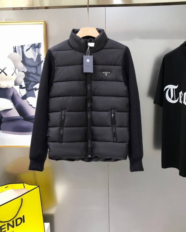 parda 普拉达2025Fw新款立挺针织拼接外套。 柜子在售爆款。采用原版定制面料，胸前是羽绒棉面料，后背整片高支数羊毛针织面料，立挺有型时尚，加入抗起球纤维