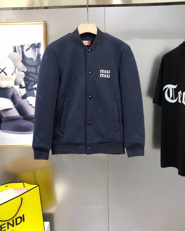 Miumiu 官网同款，同步发售！秋冬新款羽绒棉服男士加厚外套，高端版本！专柜定制面料 透气舒适度高，细节无可挑剔，品牌元素设计理念，体现高品质。手感细腻柔软！