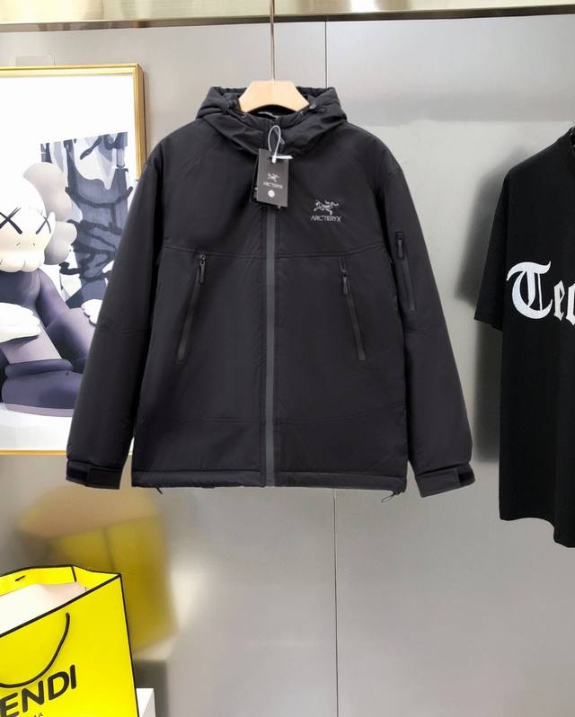 始祖鸟 官网同款，同步发售！秋冬新款羽绒棉服男士加厚外套，高端版本！专柜定制面料 透气舒适度高，细节无可挑剔，品牌元素设计理念，体现高品质。手感细腻柔软！呈现休