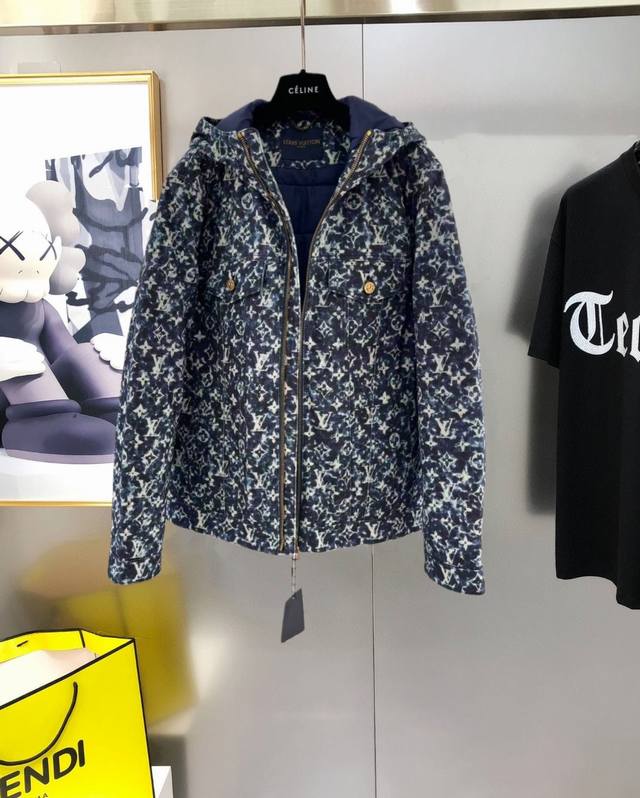 驴牌 经典Logo牛仔羽绒服，简约不失气质的款看起来基础， 版型看得出仔细推敲设计过。非常防风的版型, 很能藏肉肉， 简约大气没有笨拙感，经典的老花提花连帽设计