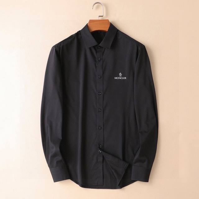 蒙口 四季款男士长袖衬衫。香港洋行货，官网在售款，重磅高品质成衣水准。全进口竹纤维面料，带有绸缎顺滑手感，独具时尚光泽质感，一向穿着体验非常的高！胸前品牌Log