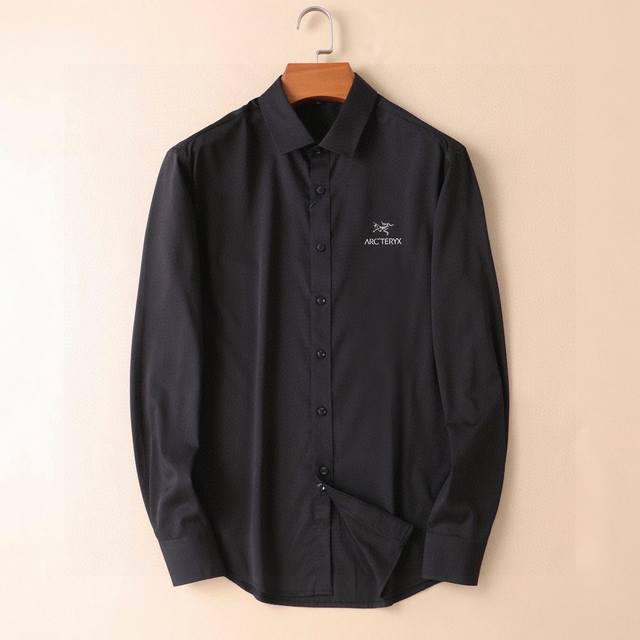 始祖鸟 四季款男士长袖衬衫。香港洋行货，官网在售款，重磅高品质成衣水准。全进口竹纤维面料，带有绸缎顺滑手感，独具时尚光泽质感，一向穿着体验非常的高！胸前品牌Lo