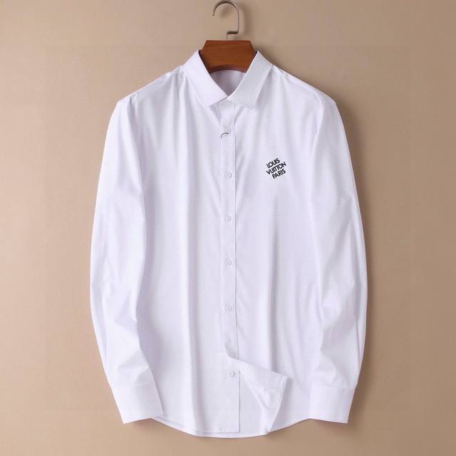 Lv 四季款男士长袖衬衫。香港洋行货，官网在售款，重磅高品质成衣水准。全进口竹纤维面料，带有绸缎顺滑手感，独具时尚光泽质感，一向穿着体验非常的高！胸前品牌Log