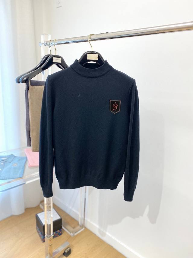 古奇、Ss新品中高领羊毛衣 具有手感细腻柔软，可直接与肌肤接触，让暖心的纱线变化出细腻的质感，顶级工艺极具特色出彩，款式简约大方精美 立体剪裁的版型设计，让整款