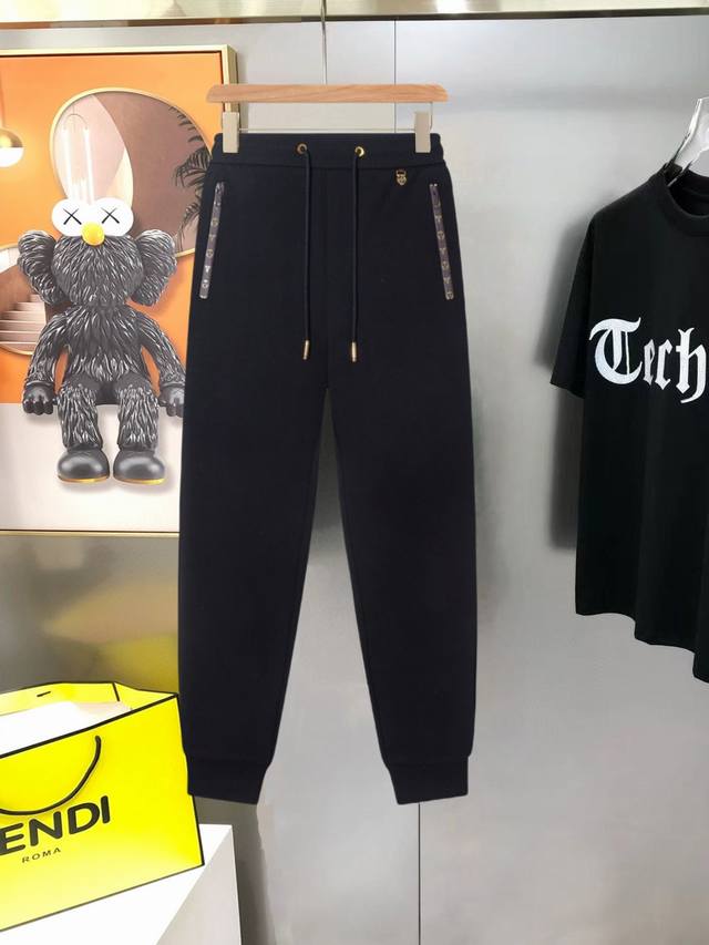 Lv 路易威登 新款男士原单休闲裤 卫裤 高端定制 时尚百搭款立体刺绣压花字母Logo设计 定制原版进口100%针织纯棉面料 进口五金辅料 上身优雅帅气，焕然一