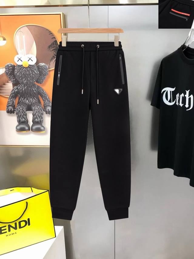 parda 普拉达新款男士原单休闲裤 卫裤 高端定制 时尚百搭款立体刺绣压花字母Logo设计 定制原版进口100%针织纯棉面料 进口五金辅料 上身优雅帅气，焕然