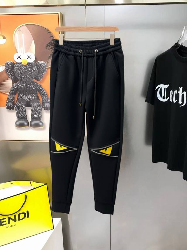 芬迪高端版本独家专供新款休闲长裤！专柜定制面料 透气舒适度高，细节无可挑剔，品牌元素设计理念，体现高品质。手感细腻柔软！呈现休闲裁剪，上身版型超赞！码数:M-3