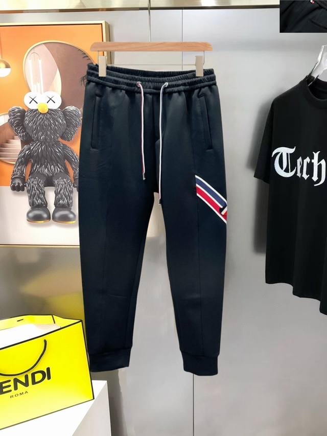 Moncler 蒙口高端版本独家专供新款休闲长裤！专柜定制面料 透气舒适度高，细节无可挑剔，品牌元素设计理念，体现高品质。手感细腻柔软！呈现休闲裁剪，上身版型超