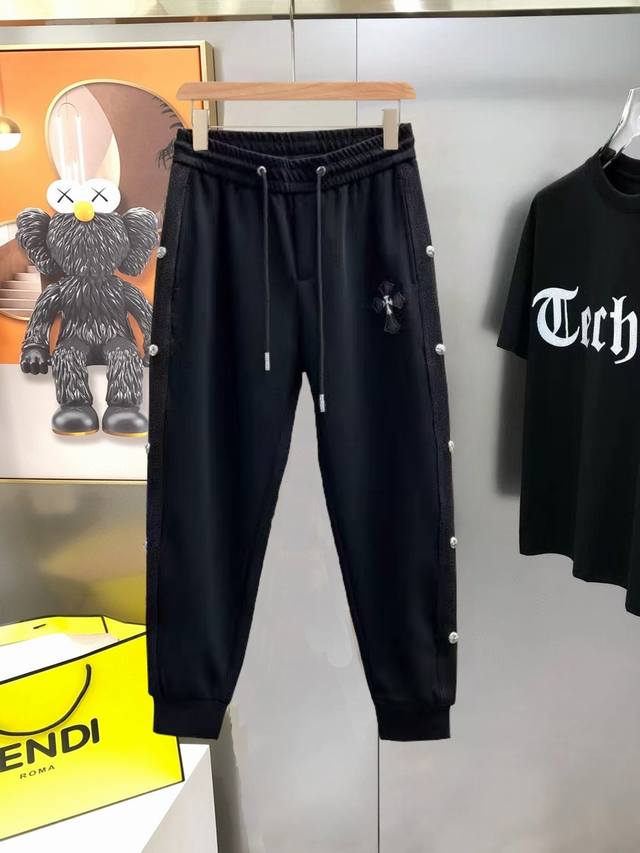 克罗心高端版本独家专供新款休闲长裤！专柜定制面料 透气舒适度高，细节无可挑剔，品牌元素设计理念，体现高品质。手感细腻柔软！呈现休闲裁剪，上身版型超赞！码数:M-