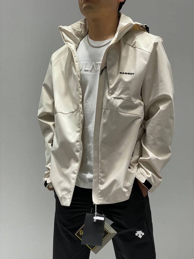 品名: 猛犸象冲锋衣 户外王者男款户外防风防水休闲夹克软壳功能性薄款连帽外套 面料采用轻薄、防泼水透气，Gore-Tex pro面料和柔软耐磨的N40p-X面料