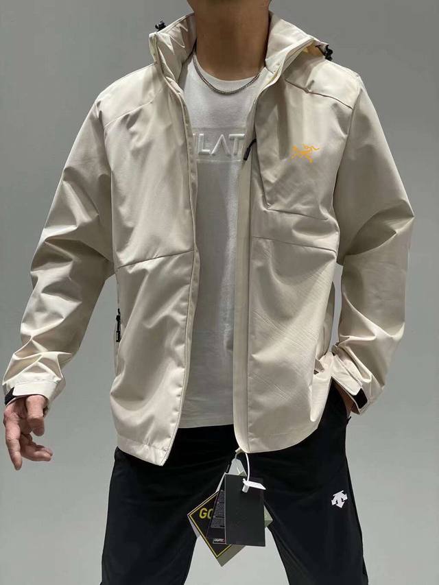 品名: 始祖鸟冲锋衣 户外王者男款户外防风防水休闲夹克软壳功能性薄款连帽外套 面料采用轻薄、防泼水透气，Gore-Tex pro面料和柔软耐磨的N40p-X面料