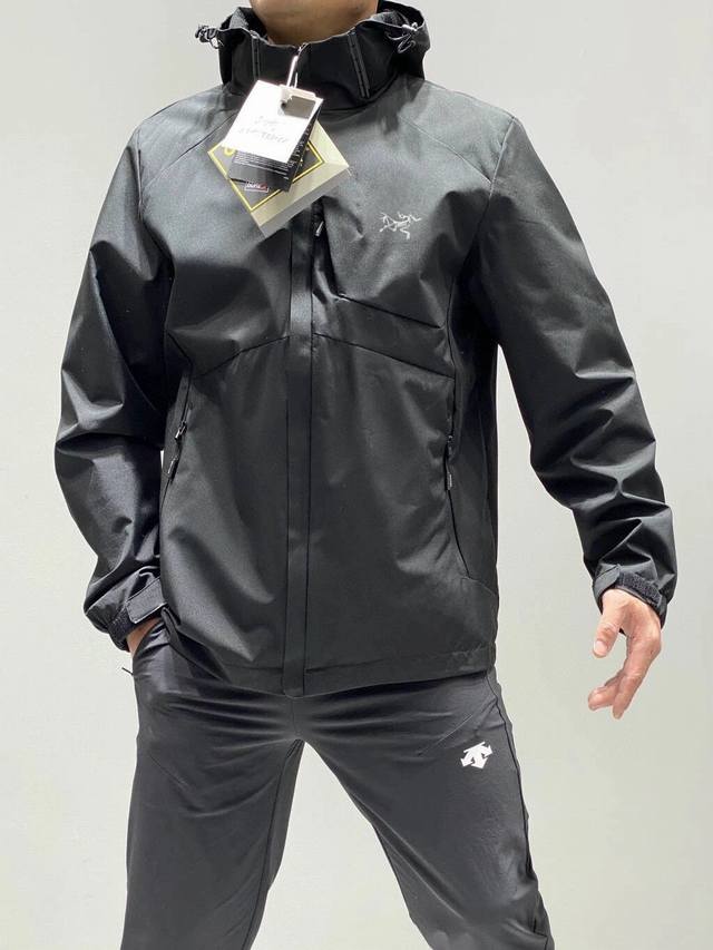 品名: 始祖鸟冲锋衣 Arc'teryx 始祖鸟户外王者男款户外防风防水休闲夹克软壳功能性薄款连帽外套 面料采用轻薄、防泼水透气，Gore-Tex pro面料和