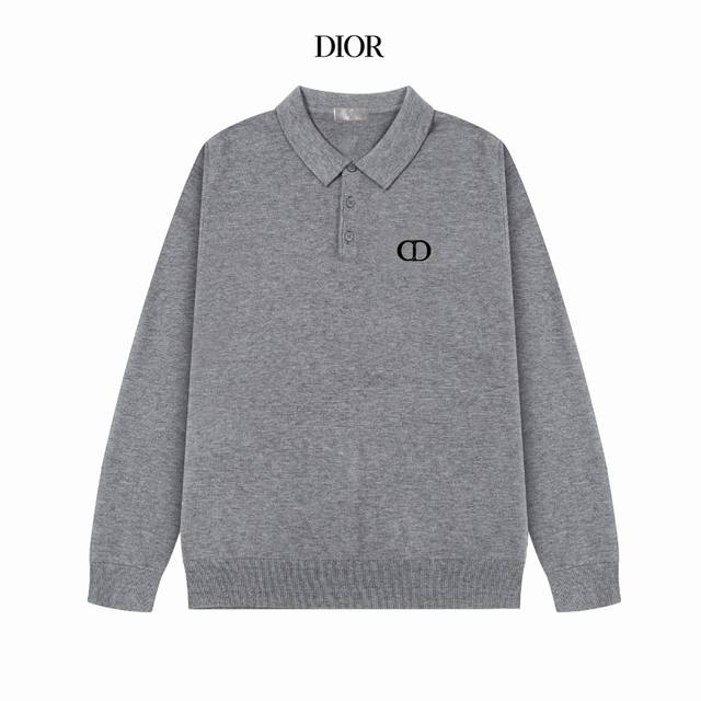 Dior 迪奥最新款休闲polo翻领羊毛款毛衣。 质地细腻 柔软舒适 亲肤又保暖 不易变形，简约的高级感风格，胸口处的Logo非常工艺精致完美！上身效果非常强