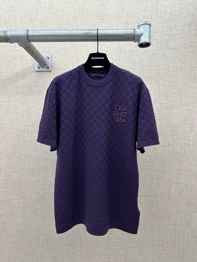 Lv 路易威登 Damier格纹针织短袖T恤 2026Ss早春系列经典的Damier棋盘格系列设计与标识特征整体为深紫色调，衣身满织Damier棋盘格立体针织纹
