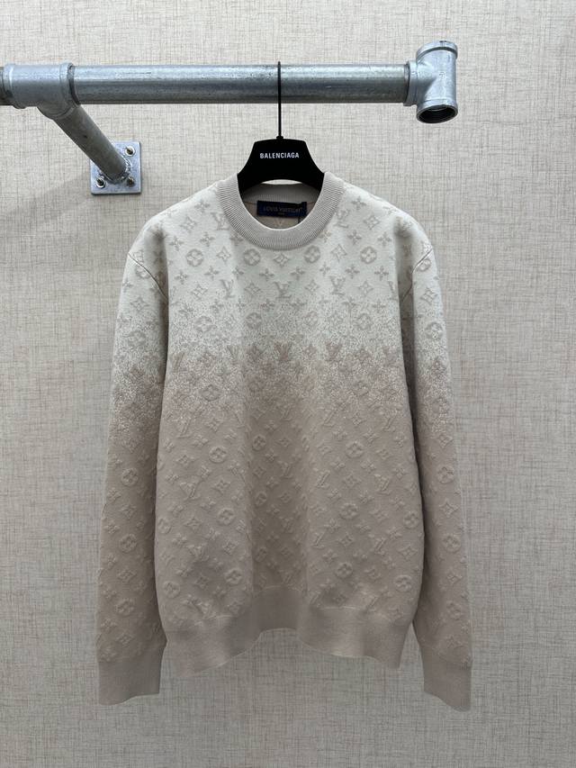 Lv 路易威登 渐变老花圆领羊毛衫 2026Ss早春系列经典老花针织设计采用从上至下的米杏色渐变工艺，老花图案随色彩渐变呈现由浅到深的视觉层次，打破传统老花的平