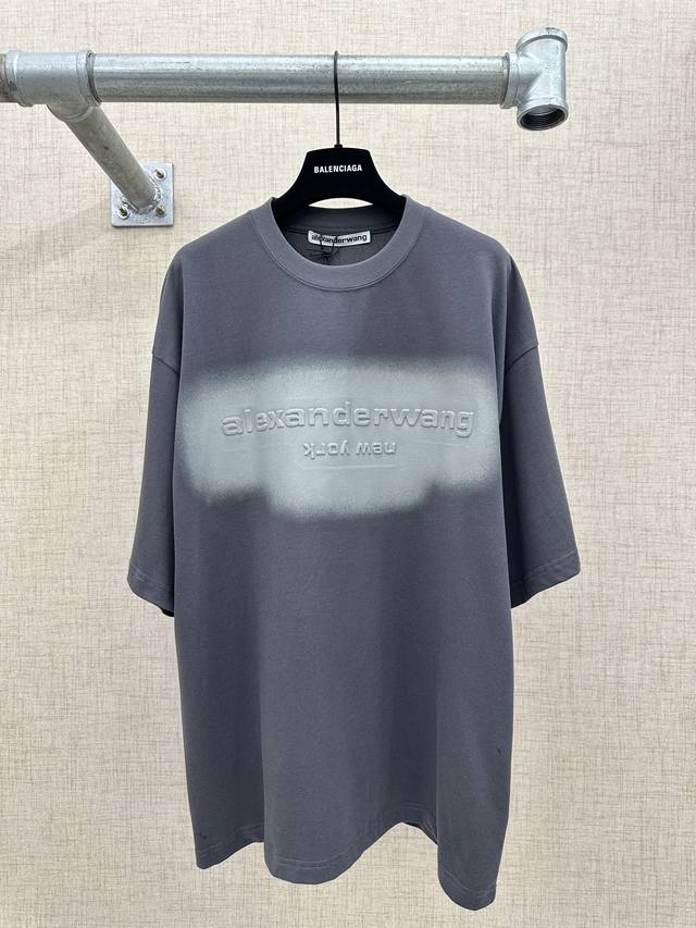 Alexanderwang 亚历山大王 中性加大款短袖压纹Halo T恤 2026Ss早春系列新款特点采用加大款宽松版型，胸前有渐变晕染的视觉效果，搭配品牌压纹
