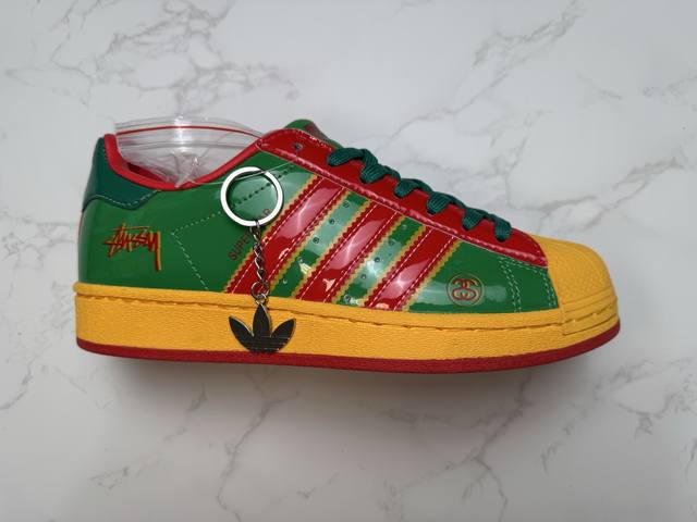 福利特价 合作私 Ad Originals Superstar 经典复古贝壳头板鞋 定制系列配色 诞生于1969年 是第一双将全皮面鞋 身与橡胶鞋头结合在一起的