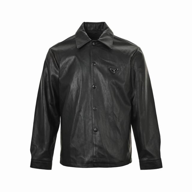 精修实拍 售后无忧 prada 普拉达 三角标单排扣皮衣夹克外套 定制荔枝纹小羊皮，75D高密斜纹尼龙风衣料，工艺精湛合体，自带优化身材比例效果，进口模板机开袋
