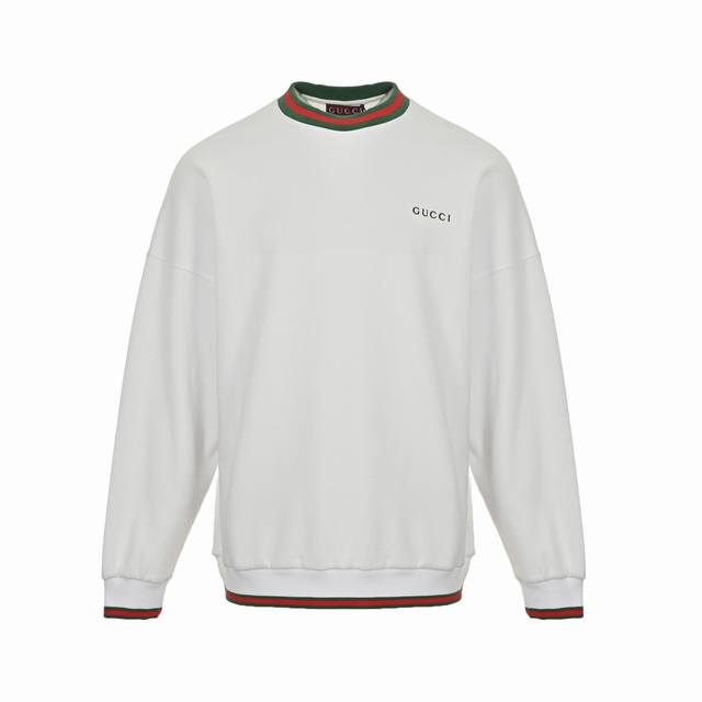精修实拍 售后无忧 Gucci 古驰 25Fw 刺绣小标红绿螺纹圆领卫衣 采用撞色条纹设计，领口和袖口的红绿条纹滚边增添了一丝经典与时尚感。胸前的Gucci标志
