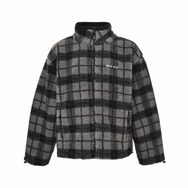 精修实拍 售后无忧 Miu Miu 缪缪 撞色格纹拉链夹克外套 定制云绒格纹提花呢，蓬松软糯，采用进口机刺绣工艺，精度高，线条流畅而细腻，红外线定位裁床，通过红