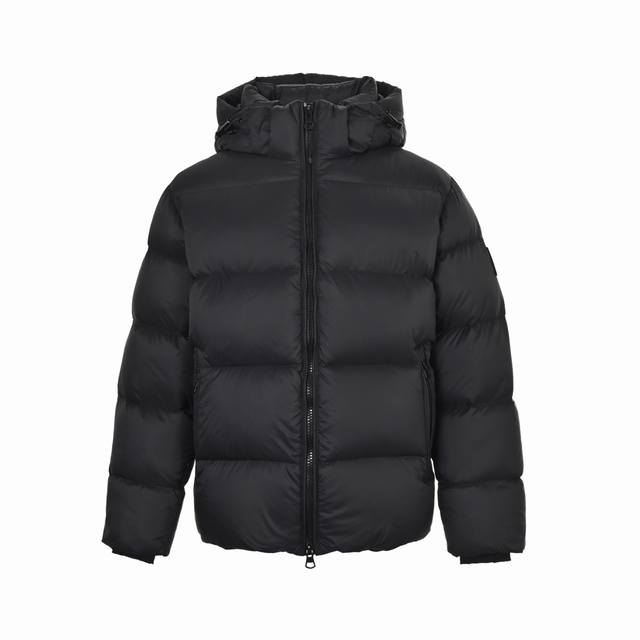 精修实拍 售后无忧 Burberry 巴宝莉 满色胶条字母微标字母面包羽绒服 采用横向压纹填充，让蓬松感更均匀，同时避免跑绒，兼顾保暖和利落版型 全黑拉链+隐藏