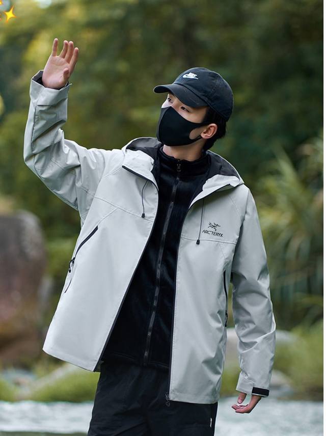 始祖鸟工装拼接内搭摇粒绒三合一冲锋衣 这款冲锋衣，以精湛的工艺和卓越的设计，展现出无与伦比的品质。让你在恶劣的天气条件下也能保持干爽。口袋同样采用压胶工艺，不仅