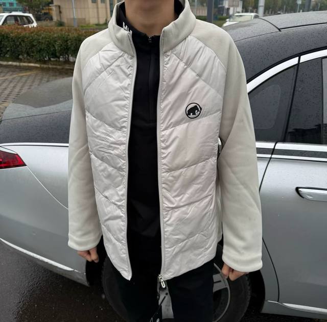 年度巨做,热度拉满白鸭绒填充,全新升级复刻官网,原包装原吊牌 男士立领拼接网纹布羽绒服外套男女同款 官网爆款系列，也是今年办公室必备商务装！90%新国标白鸭绒！