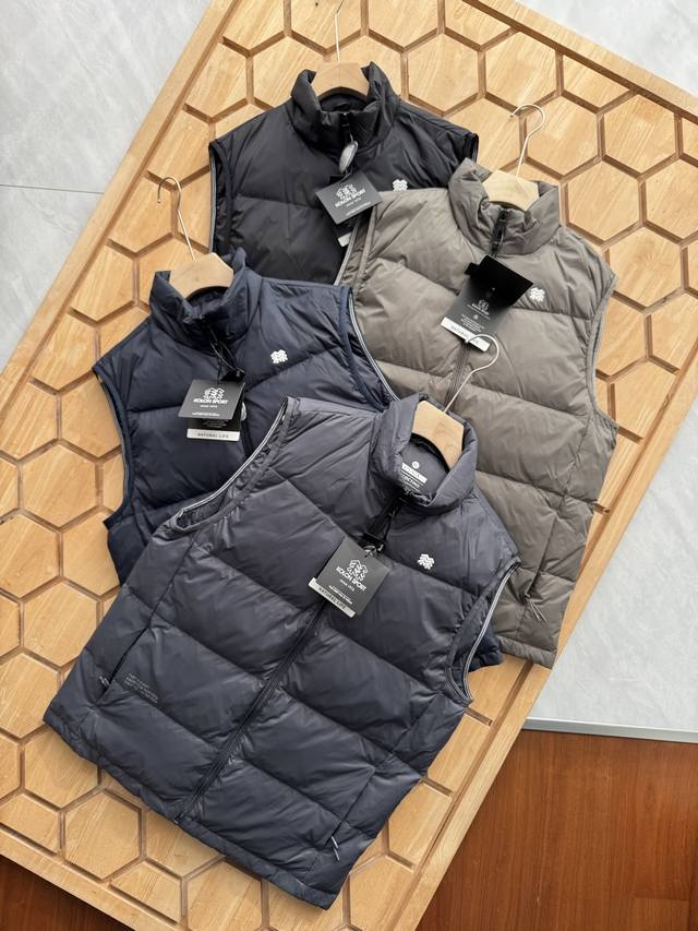 供 大码男士过冬不用愁！可隆冬季白鸭绒羽绒马甲，B1381专为加肥肥胖身材量身打造，宽松廓形不卡肩、不勒腹，藏肉显瘦超直观。80%高蓬松白鸭绒填充，暖如厚衣却轻