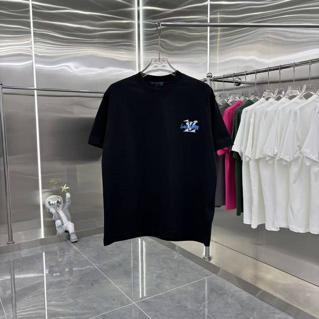 LV 2026春夏新款 个性刻字模+植绒 圆领短袖T恤 上身超舒服男女同款 S M L Xl Xxl 五个码 黑色 白色 灰色