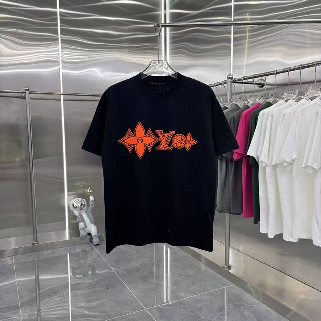 LV 2026春夏新款 个性刻字模+植绒 圆领短袖T恤 上身超舒服男女同款 S M L Xl Xxl 五个码 黑色 白色 酒红色