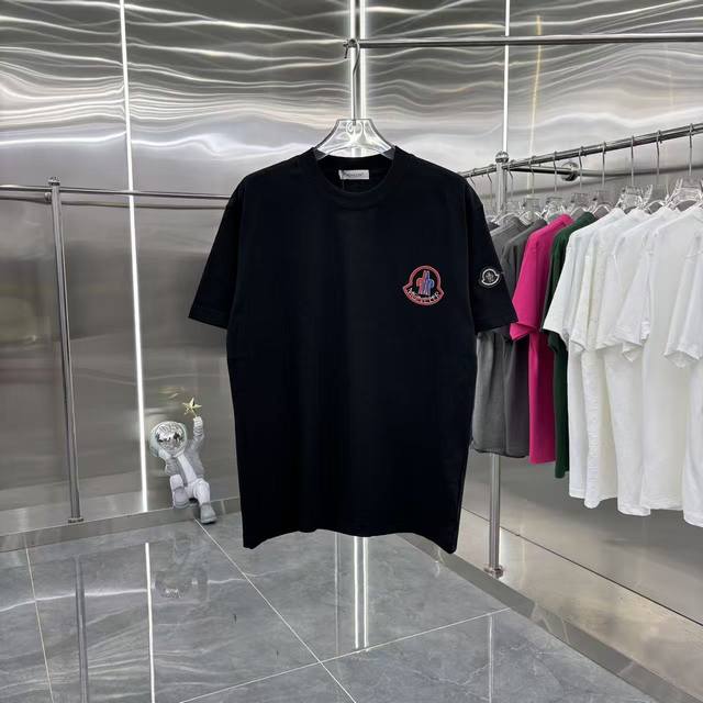 Moncler 蒙口 2026春夏新款 重叠植绒 圆领短袖T恤 上身超舒服男女同款 S M L Xl Xxl 五个码 黑色 白色