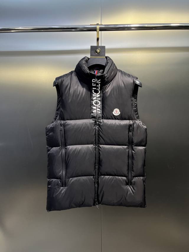 Moncler 蒙口 Semeru羽绒服马甲背心 秋冬新品Semeru男士羽绒马甲 Semeru羽绒马甲专为注重功能性和美观的现代男士设计，绗缝设计颇具特色。