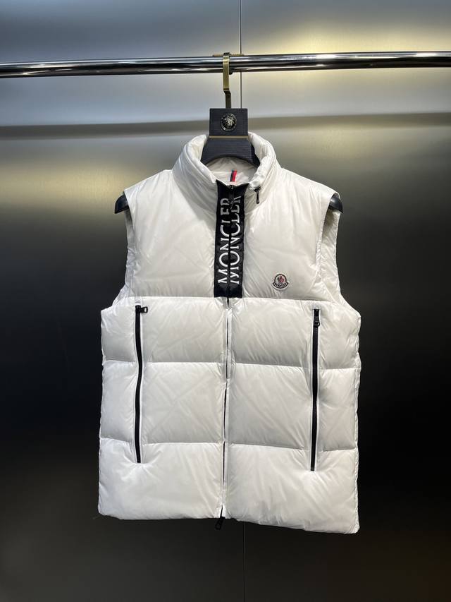 Moncler 蒙口 Semeru羽绒服马甲背心 秋冬新品Semeru男士羽绒马甲 Semeru羽绒马甲专为注重功能性和美观的现代男士设计，绗缝设计颇具特色。