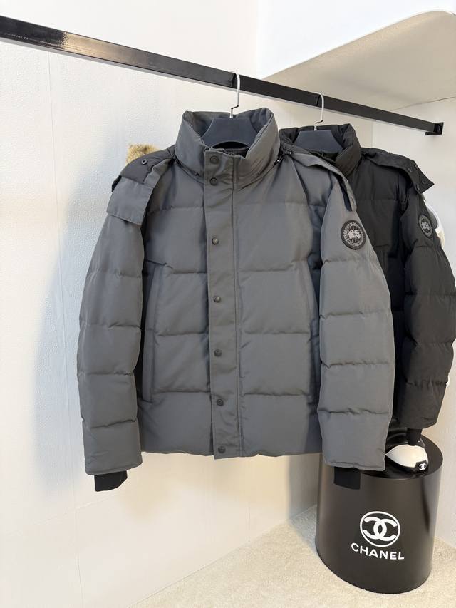 Canada.Goose 顶级原版新远征限定款派克短款加拿大 冬季鹅牌最爆款没有之一！ 再也不用担心走到大街上撞衫了 顶级原版解析。 解析一 狼毛 ：保证所有客