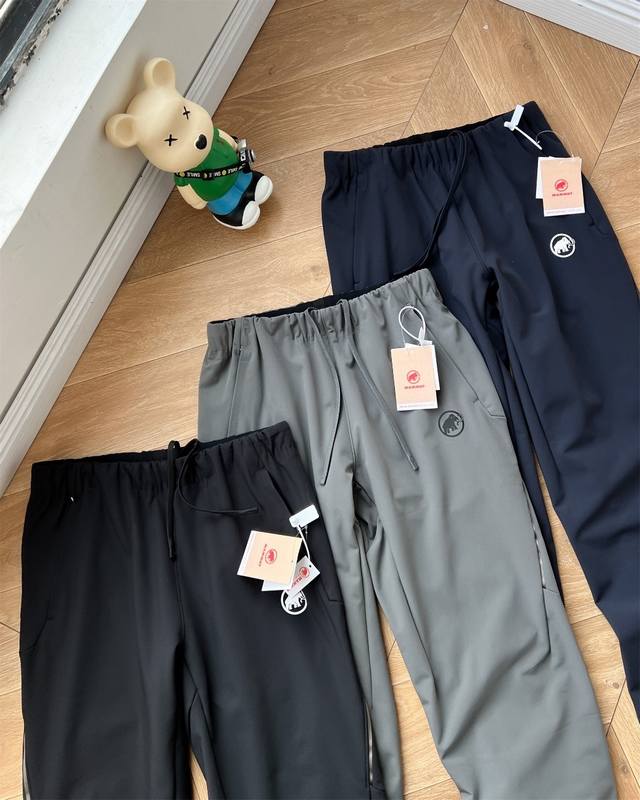 升级加厚款 2025秋冬Mammut猛犸象Winterfield 男士反光条防风防泼水抓绒格绒保暖抽绳软壳裤！全部性能如下： 采用功能性3层软壳材料制成，防风，