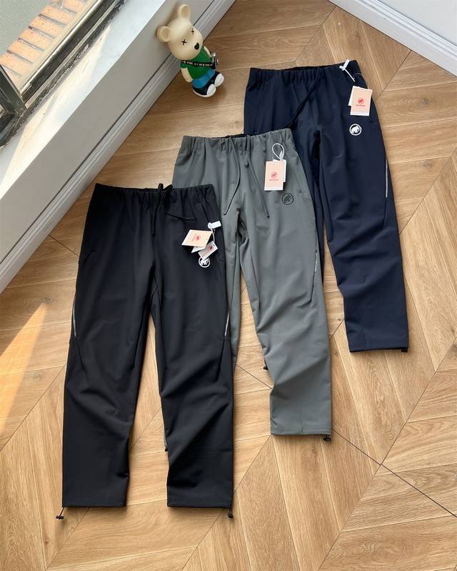 升级加厚款 2025秋冬款Mammut猛犸象Winterfield 男士反光条防风防泼水抓绒格绒保暖抽绳软壳裤！全部性能如下： 采用功能性3层软壳材料制成，防风