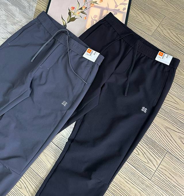 Kolonsport 可隆 立体剪裁秋冬保暖3防软壳薄绒冲锋裤 裤子Logo采用进口硅胶材质压制而成 裁用3D人体学裁剪，复合人体骨骼曲线，修身版型 体验零束缚