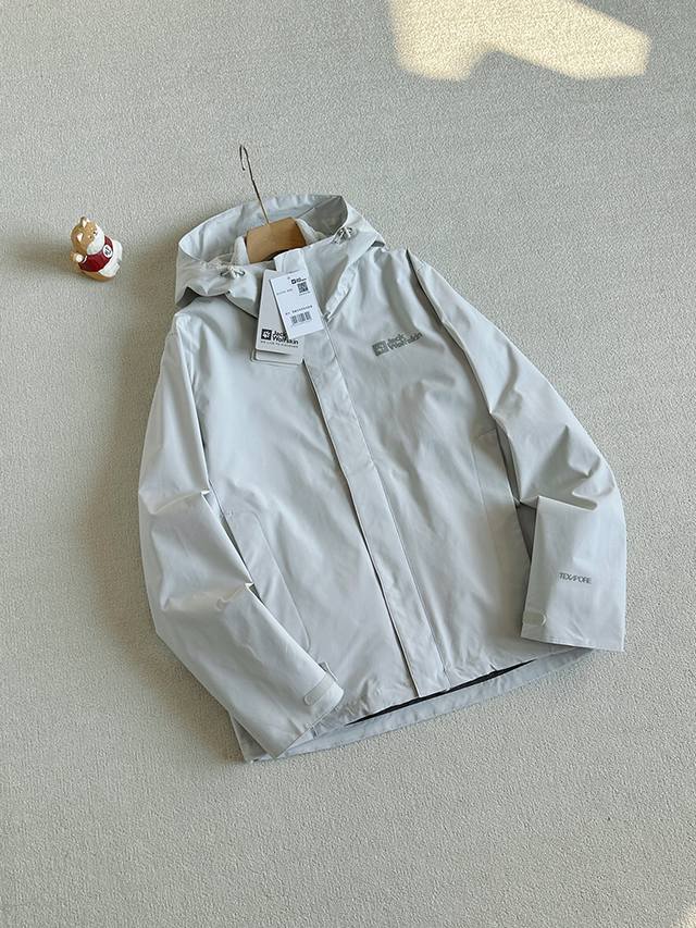 冲锋衣外壳细节图 ，报单款号12266。 掌柜力荐，妥妥的原厂原单。 Jackwolfskin 狼爪 25秋冬新款 Crush'in 情侣款 无缝压胶三合一冲锋