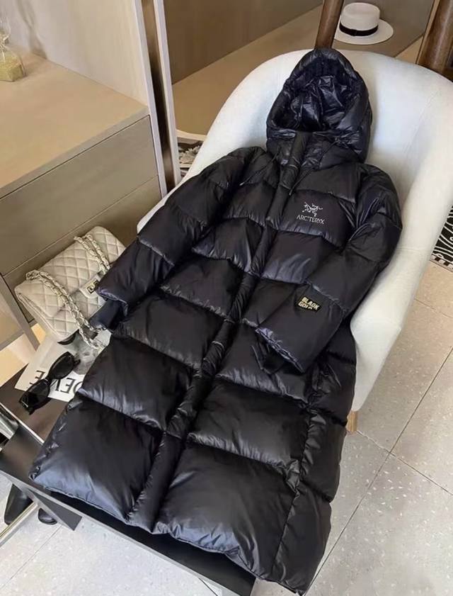 小红书爆款！ 连帽情侣长款羽绒服保暖休闲加厚外套 内里黑金 连帽羽绒服超级保暖效果超级好看 加厚的设计！过冬必备！加厚的设计，保暖到小腿，上身效果非常好，整个身