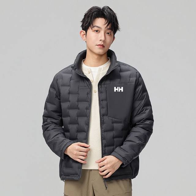 Hh情侣轻薄款羽绒服新国标90绒、 立领白鸭绒羽绒服、采用全立体无缝压胶工艺 真正做到不出绒、虽轻薄但保暖、 仅仅是款式用料自然是没得说啦，各位收到货仔细感受下