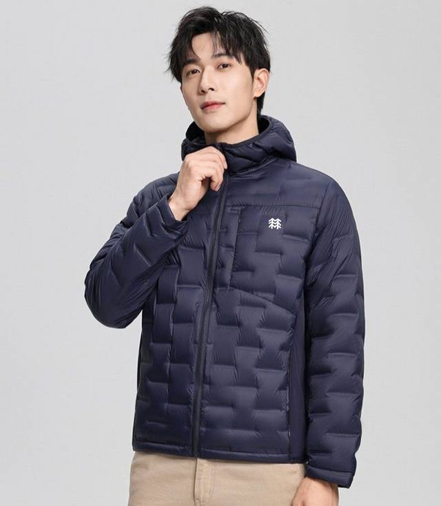 25年冬季户外休闲情侣款！ 90白鸭绒羽绒服 一款轻量白鸭绒羽绒服，略微挺括的版型上身的效果。 采用进口的高密度16D抗撕裂尼龙面料， 采用全立体无缝压胶锁绒工