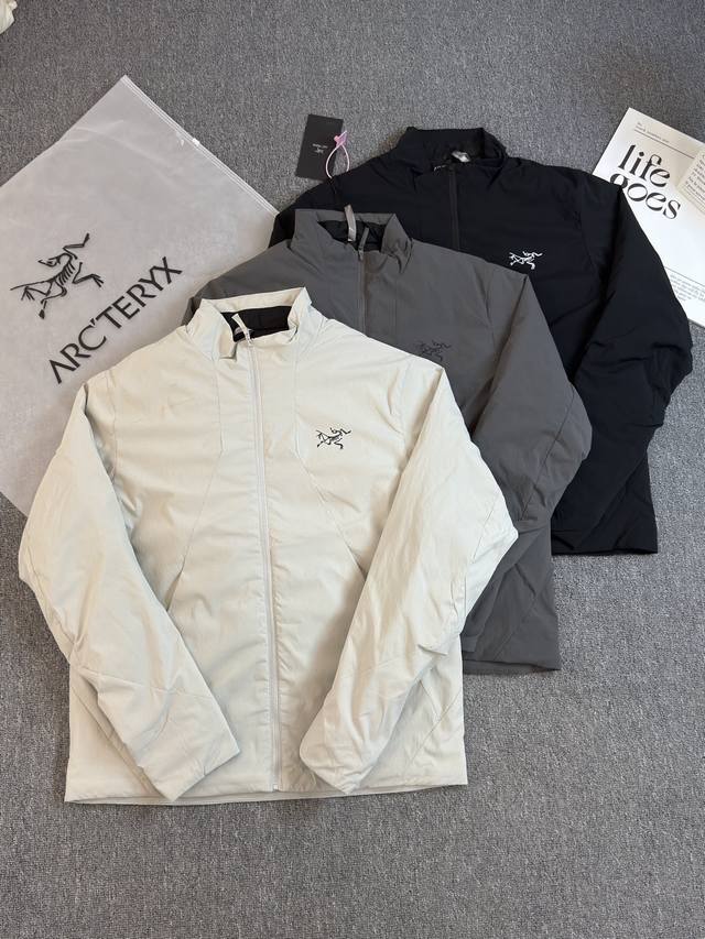 Arcteryx 始祖鸟25Ss 男女同款立领棉服外套 纯天然手塞棉填充，十分饱满，具有很好的垂感，触感柔软，上身轻盈舒适。包容性非常好，完完全全的不挑身材。立