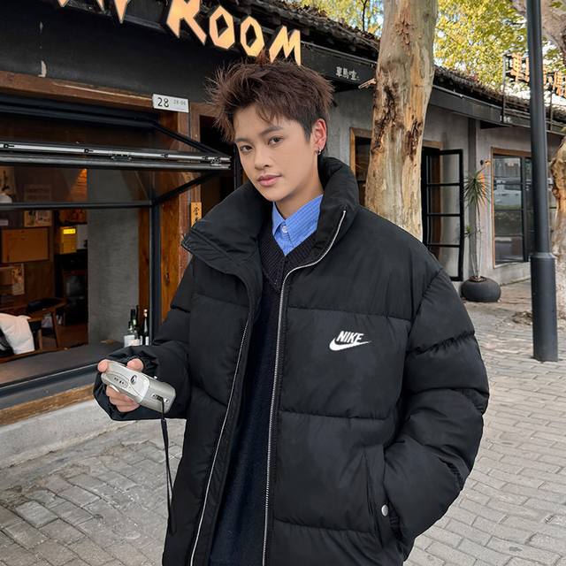 Nike 耐克海外限定款立领羽绒棉服外套，男女同款面包服，独家爆款，冬季衣橱必备的一款人气棉衣， 上身超级好看！ 纯天然手塞羽绒棉填充，每个部分充棉饱满 给人温