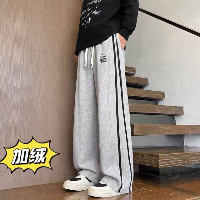 The North Face Tnf北面 冬季 加绒加厚 侧边条纹拼接直筒运动卫裤休闲裤长裤，男女同款。 版型超级正的运动神裤，上身巨好看，内里加绒加厚附绒设计